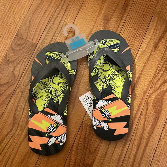 Children Place Dino print flip flops, size 5/6. Color gray, 100% plastic. - Picture 4 of 16